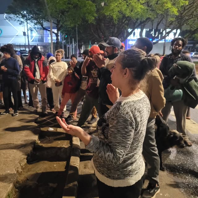 Grupo reunido na rua durante uma ação do projeto