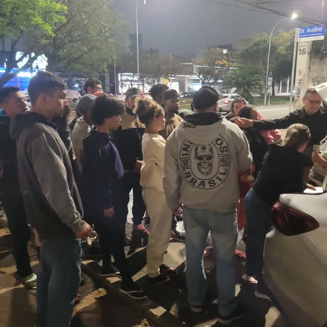 Pessoas reunidas à noite durante uma entrega do projeto